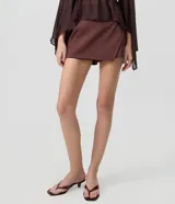 Short pollera corto color marrón de bengalina, con diseño cruzado en el frente, cierre invisible en la parte trasera y talle alto.