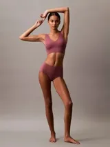 Bombacha hipster de cintura alta color rosa, sin costuras y con logo de la marca en la esquina superior.