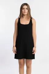 Vestido corto de punto color negro, sin mangas, con escote cuadrado y diseño recto con leve vuelo en el bajo.