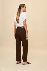 Pantalón wide leg de tiro alto color blanco, con diseño de cinco bolsillos y corte amplio.
