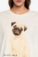 Remera de corte oversize color gris oscuro con efecto lavado, cuello redondo y manga corta amplia. Presenta un estampado pequeño de un perro salchicha con el logo de la marca en el pecho.