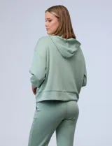 Buzo negro de modal con capucha y bolsillos delanteros.