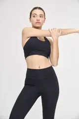 Top deportivo negro con escote redondo y espalda deportiva.