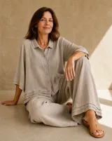 Pantalón ancho color beige de lino, con diseño de perneras holgadas y detalle de doble ruedo.