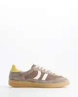 Championes Coolway modelo Baresi Urban Terra, inspirados en el fútbol indoor. Confeccionados en serraje y nylon efecto malla en tonos marrones, con bandas laterales blancas, detalle amarillo en el talón y suela de goma con amortiguación en gel.