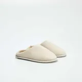 Pantuflas cerradas color beige con interior de felpa.