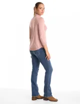 Buzo de tejido fino en color gris oscuro, con cuello alto acanalado y mangas tres cuartos. Presenta un diseño con líneas acanaladas en diagonal desde el cuello hacia las sisas y pequeños tajos laterales en el ruedo.