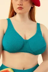 Soutien con aro color azul, breteles regulables, nudo en espalda y tela con textura a rayas.