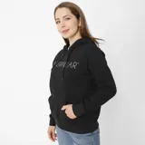 Buzo negro con capucha, marca Caterpillar, con logo de la marca estampado en el pecho. Tiene un bolsillo tipo canguro en la parte delantera y puños y cintura acanalados.