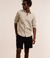 Bermuda masculina confeccionada en algodón con textura de rayas finas, cintura elástica, cierre tradicional y bolsillos. Marca Marfinno, colección Primavera/Verano 2025.