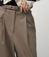 Pantalón de sastrería corte wide leg color marrón, con estampado pied de poule, cintura alta con trabillas y cinturón a juego con hebilla.