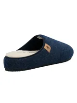 Pantuflas de fieltro color azul marino, con diseño tipo sueco, interior forrado en corderito sintético y suela plana.