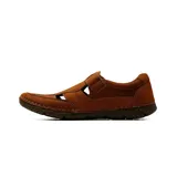 Sandalia casual de cuero color marrón para hombre, con diseño cerrado en el talón, aberturas laterales y cierre de velcro en el empeine.