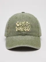 Gorro tipo gorra con visera curva de lona lavada color verde militar, con bordado frontal en tono amarillo claro con la inscripción "Sun & Waves".