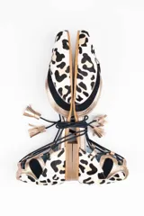 Bailarinas con estampado animal print blanco y negro, con detalles en dorado y cordones de algodón negros con borlas de ante. Incluyen plantilla de piel y plantilla extra de lana intercambiable. Diseño y fabricación 100% española.