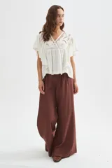 Pantalón ancho de viscosa color negro, con tiro alto y pinzas en la cintura.
