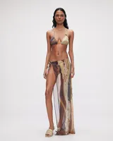 Conjunto de bikini con estampado abstracto en tonos tierra, compuesto por un corpiño triangular con tirantes finos y una bombacha tipo tanga con tiras finas.