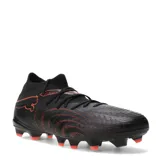Championes de fútbol Puma Future 9 Match FG/AG, color negro con detalles en rojo. Presentan un diseño de corte medio con cuello elástico, superficie texturizada para mejor control del balón y suela con tapones diseñados para césped natural y artificial.
