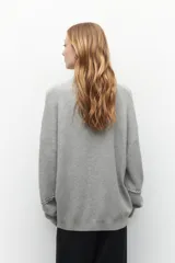 Polera tejida color borgoña, de cuello alto y mangas largas abullonadas con detalle de bordado trenzado en los puños.