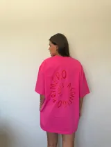 Remerón oversize color fucsia con estampado de corazón en el pecho y cuello redondo.