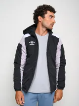 Campera deportiva Umbro con capucha, cierre frontal y bloques de color. El cuerpo principal es azul marino, los hombros son blancos y las mangas tienen paneles laterales en gris claro.