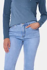 Pantalon jean de corte skinny en color azul claro, con tiro medio, bolsillos clásicos y costuras en contraste.