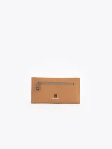 Billetera rectangular de cuero vacuno color rosado, con estampado de frambuesas y doble cierre superior.