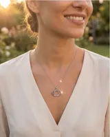 Collar de acero con baño de oro y dije en forma de ojo decorado con circonias multicolor.