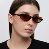 Lentes de sol con montura ovalada de diseño carey y cristales polarizados en color marrón.