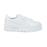 Championes Puma modelo Mayze Classic, de diseño urbano con plataforma elevada y suela dentada. Presentan una silueta de corte bajo en color blanco total, con el logo de la marca en dorado en el lateral y en la lengüeta, y el nombre Puma grabado en relieve en la parte trasera de la suela.
