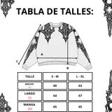 Sweater negro con cuello redondo y diseño geométrico en gris en la parte superior del pecho y hombros.