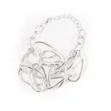 Collar plateado con cadena de eslabones gruesos y dije de múltiples aros entrelazados.