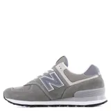 Championes urbanos New Balance modelo 574, color gris con detalles en blanco y gris claro. Confeccionados en una combinación de gamuza y tejido técnico, presentan el logo N característico en los laterales, entresuela ENCAP para mayor soporte y suela de goma con diseño inspirado en trail.