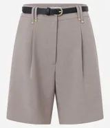 Short color visón de corte sastrero, tiro alto, con pliegues delanteros, trabillas y cinturón fino de cuero sintético.