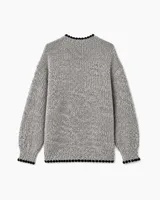 Cardigan de punto grueso en tono gris jaspeado, con cuello redondo y cierre frontal de botones. Presenta detalles de terminación en color negro con borde festoneado en el cuello, puños y ruedo, y mangas largas con puños ajustados.
