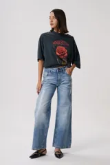 Pantalón de jean de tiro alto, corte wide leg, color celeste con efecto desgastado y detalles brillantes.