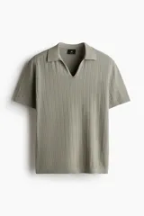 Remera polo de manga corta confeccionada en punto acanalado de algodón pima con textura. Presenta cuello clásico con abertura en V y terminaciones acanaladas en mangas y bajo.