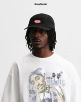 Gorra negra de cinco paneles, confeccionada en tela dry-fit, con logo bordado en rojo.