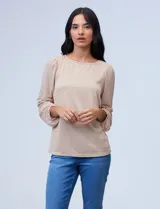 Blusa color beige con mangas largas de microtul y cuerpo de tejido texturado.