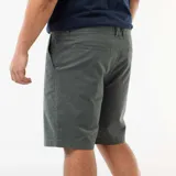 Bermuda chino de corte clásico, confeccionada en twill de color verde oscuro, con bolsillos laterales y traseros.