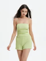 Musculosa de textura fruncida en color verde menta, con escote recto y breteles finos.