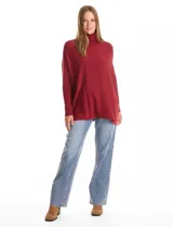 Polera tejida de corte oversize, color rojo, con cuello alto, mangas largas con puños elastizados y diseño holgado.