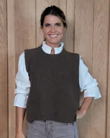 Chaleco de punto en lana lambswool, con cuello redondo, diseño holgado y aberturas laterales con botones.