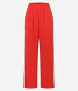 Pantalón deportivo de corte recto y holgado, color rojo con doble raya lateral blanca. Cuenta con cintura elástica y bolsillos laterales.