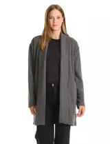 Cardigan largo de tejido de punto suave, color gris, con cuello con caída fluida, mangas largas con hombros caídos y bolsillos laterales discretos.