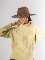 Sweater de tejido de punto con cuello alto y diseño de trenzas verticales en el frente y las mangas. Presenta puños y ruedo acanalados.