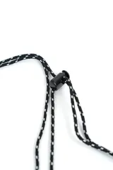 Bandolera pequeña con estampado animal print de leopardo, bolsillos frontales con cierre y correa ajustable de cordón negro con detalles blancos.