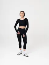 Calza capri deportiva negra, tiro alto y corte ajustado.