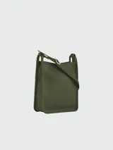 Cartera tipo crossbody de la línea Le Foulonné de Longchamp, confeccionada en cuero con textura granulada. Presenta un diseño rectangular compacto, cierre superior con solapa y correa larga ajustable para llevar al hombro o cruzada.