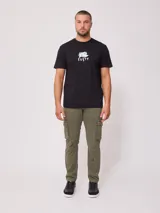 Remera de manga corta color blanco con estampado gráfico en la espalda que incluye el logo de la marca en negro sobre un fondo rectangular lila.